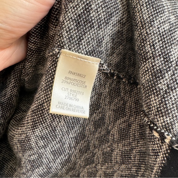 Patterned Sweater 🖤🤍 - Picture 3 of 4